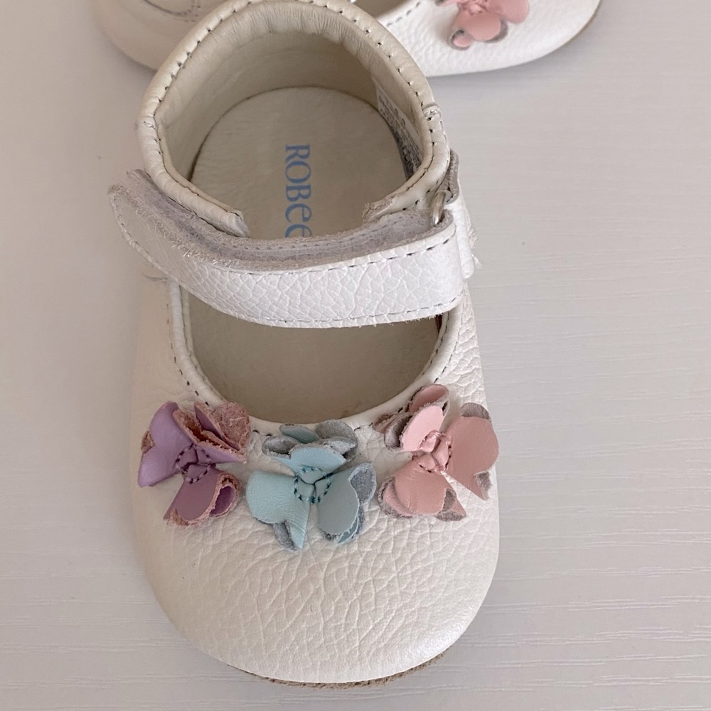 Robeez white leather flower shoe size 6-9 month